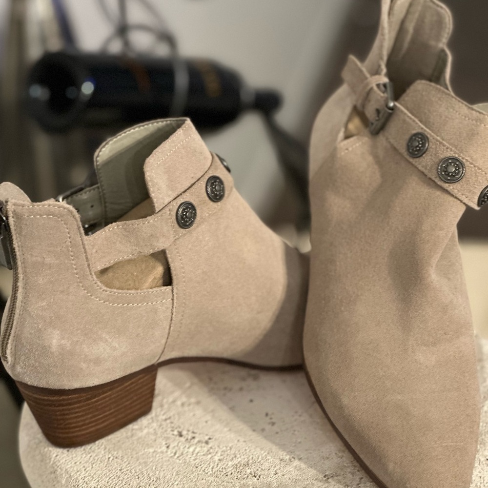 Nine West Leather Upper Stylish Beige Ankle Boots